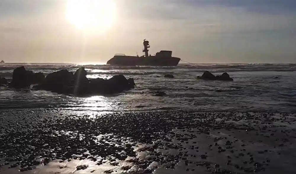 El personal de la Capitanía de Ilo trataba de remolcar la embarcación. Foto: Municipalidad de Ilo El personal de la Capitanía de Ilo trataba de remolcar la embarcación. Foto: Municipalidad de Ilo