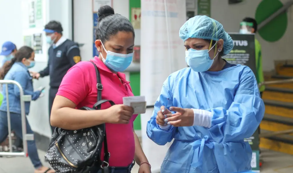 La variante ómicron puede producir fiebre, dolor de garganta, tos y congestión nasal. Foto: Andina