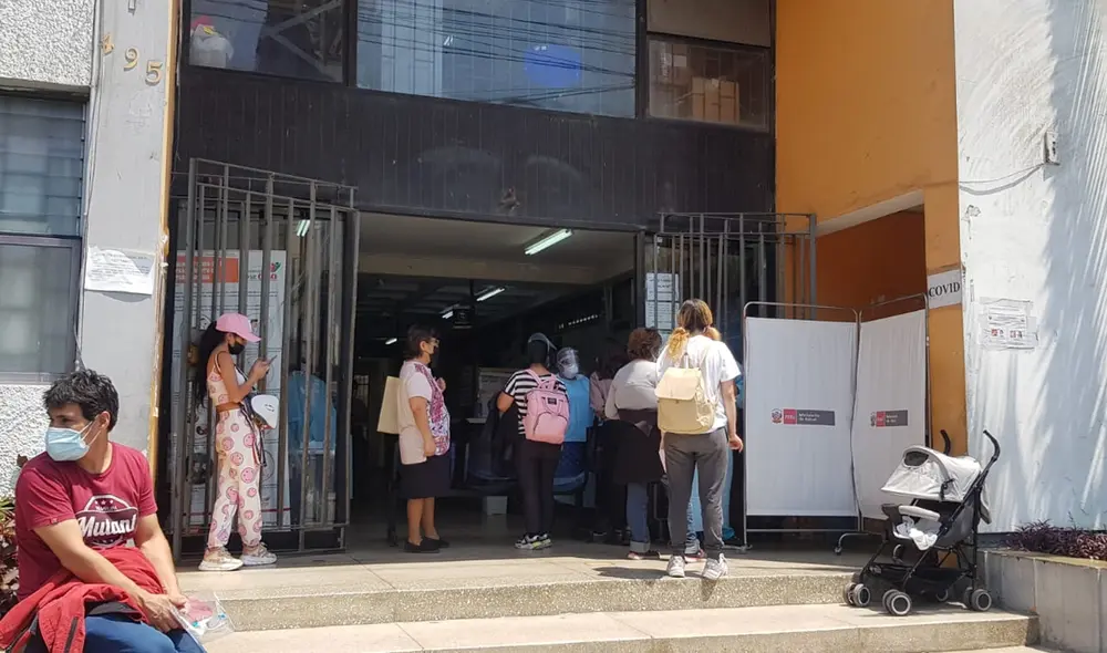 Ciudadanos hacen cola desde temprano, ya que solo hay 20 cupos para descarte de COVID-19. Foto: Omar Coca/URPI-LR