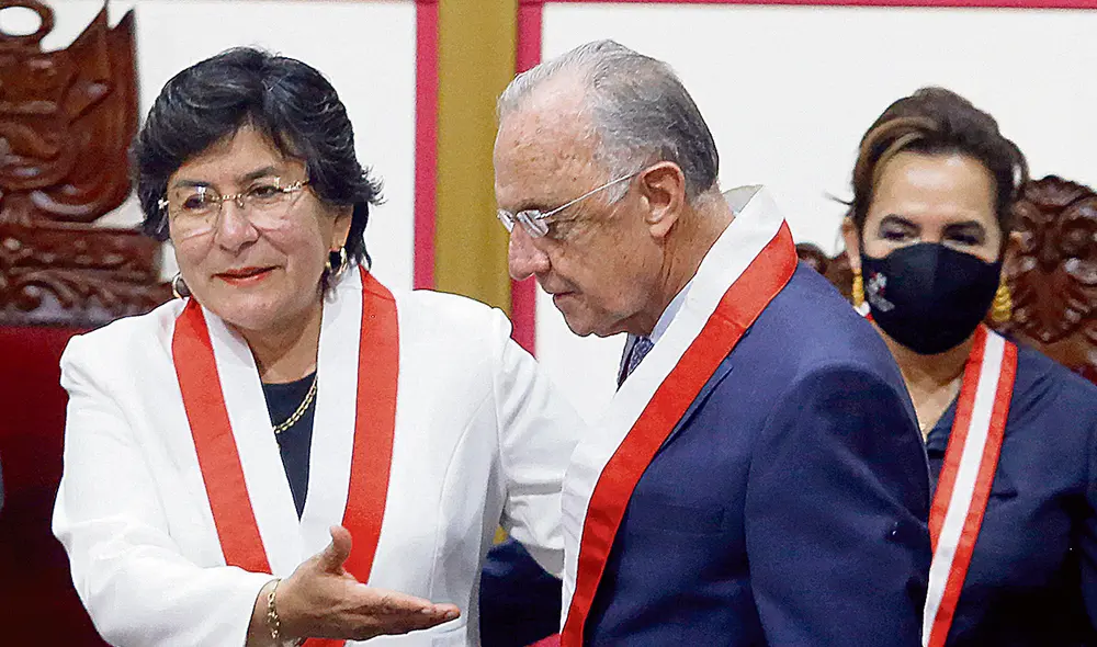 Sucesión. Marianella Ledesma tomó juramento a Augusto Ferrero como presidente del Tribunal Constitucional. Foto: Félix Contreras / La República Sucesión. Marianella Ledesma tomó juramento a Augusto Ferrero como presidente del Tribunal Constitucional. Foto: Félix Contreras / La República