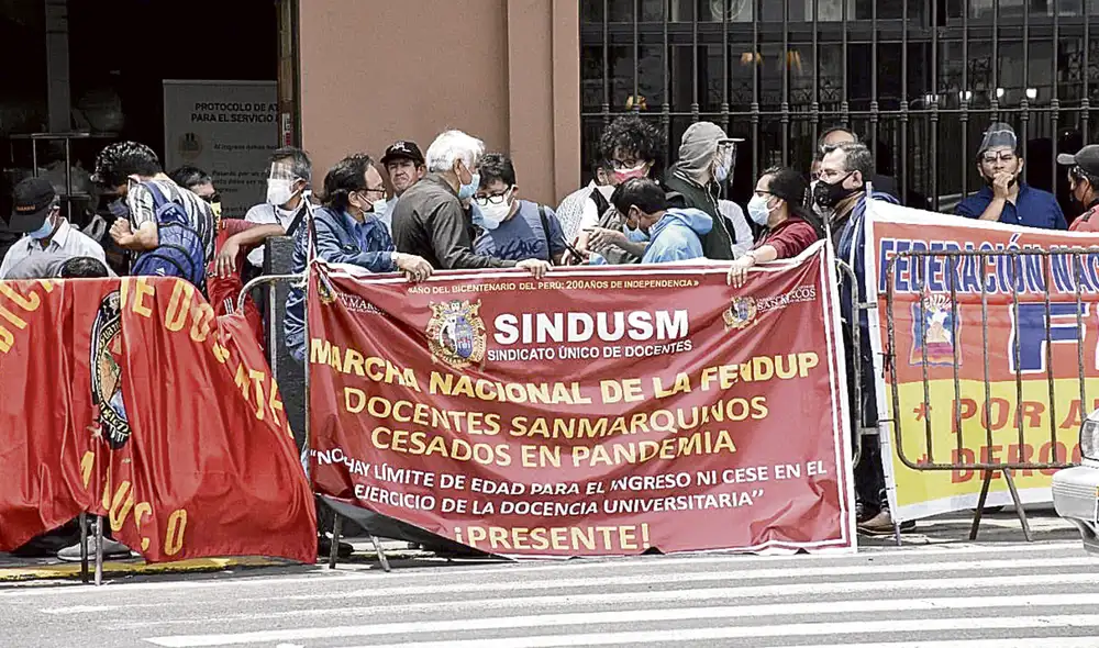 Plantón. El gremio de catedráticos pide la reincorporación de más 6 mil educadores cesados. Foto: difusión Plantón. El gremio de catedráticos pide la reincorporación de más 6 mil educadores cesados. Foto: difusión