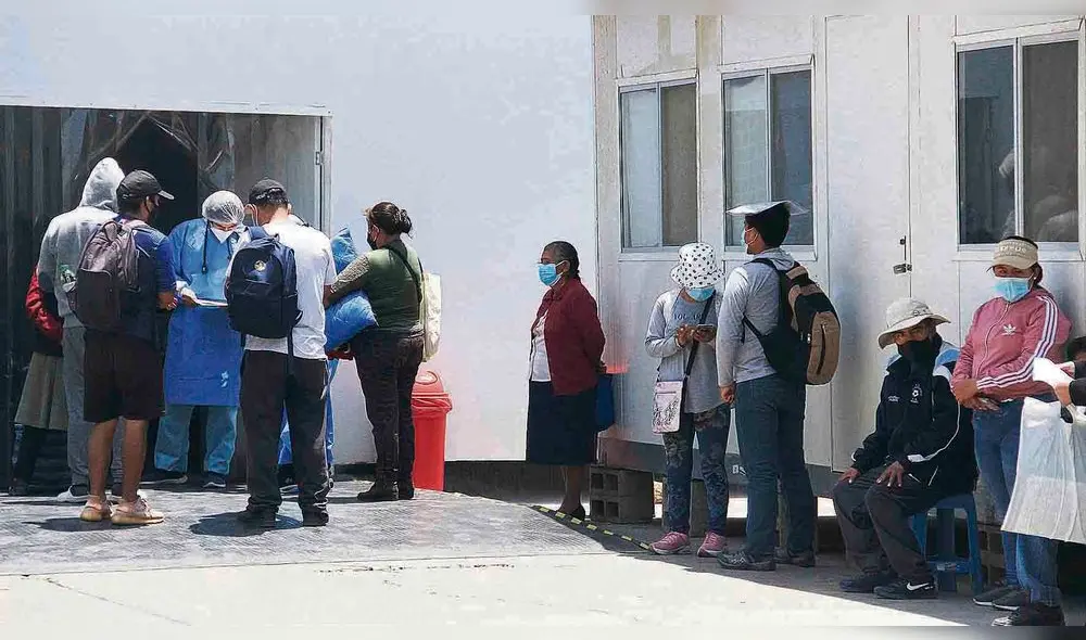 Colas. Estos pacientes llegaron al hospital Honorio Delgado de Arequipa para tomarse la prueba molecular. Tienen síntomas del contagio. Foto: La República