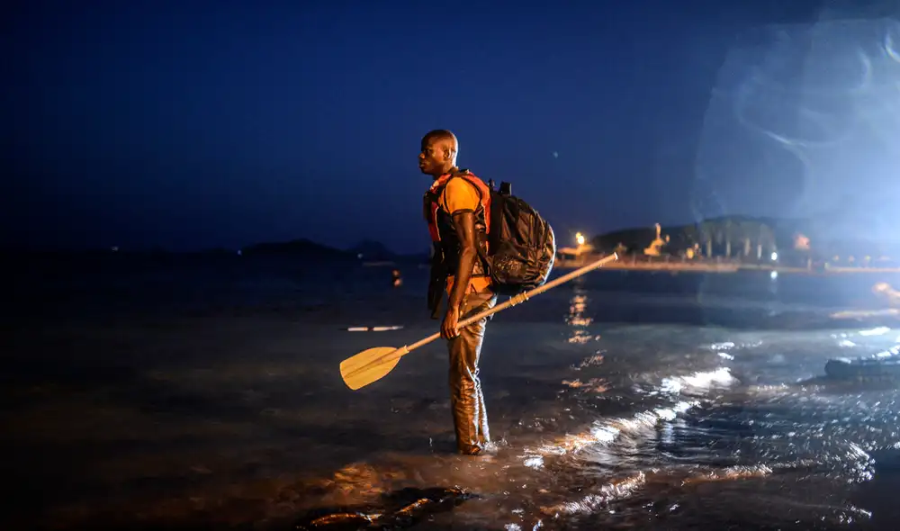 Un migrante espera su barco en la costa de Bodrum, en el suroeste de Turquía, para luego cruzar a Grecia. Foto: referencial/AFP