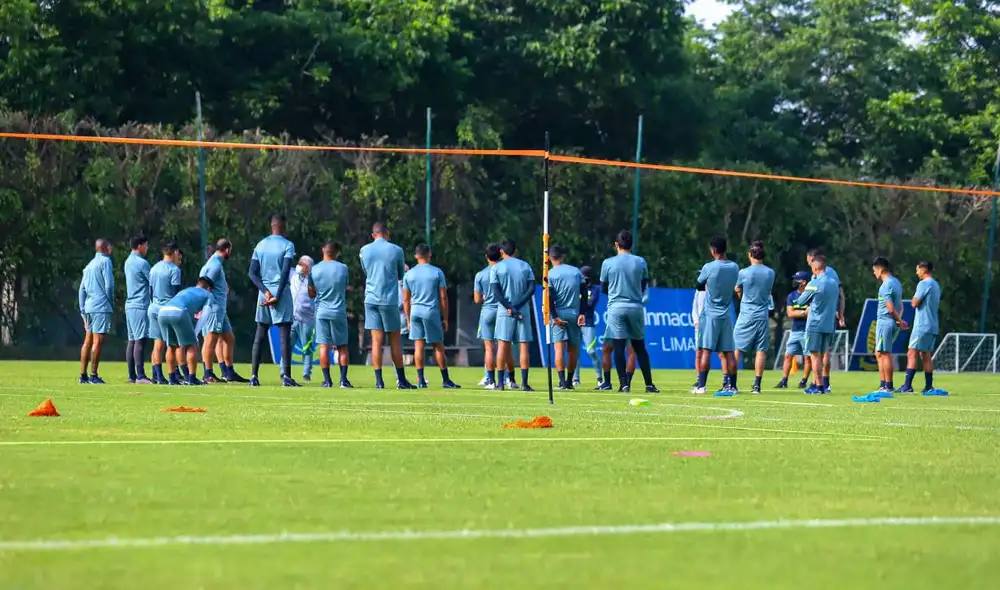 Alianza Lima entrenó esta mañana en el colegio Inmaculada de Jesuitas de Surco. Foto: Twitter Alianza Lima