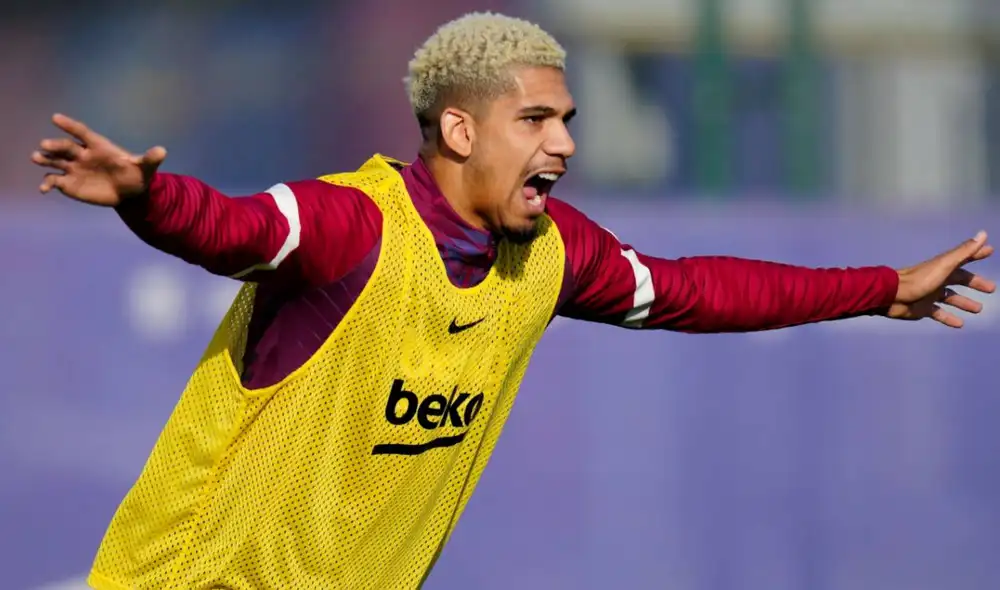 Ronald Araujo podría perderse lo que queda de la temporada con el FC Barcelona. Foto: EFE