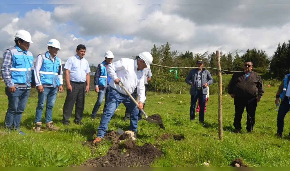 Titular de la Gerencia Subregional de Chota coloca la primera piedra del colegio Samuel de Alcázar de Llangodén Alto. Foto: Gerencia Subregional Chota. Titular de la Gerencia Subregional de Chota coloca la primera piedra del colegio Samuel de Alcázar de Llangodén Alto. Foto: Gerencia Subregional Chota.