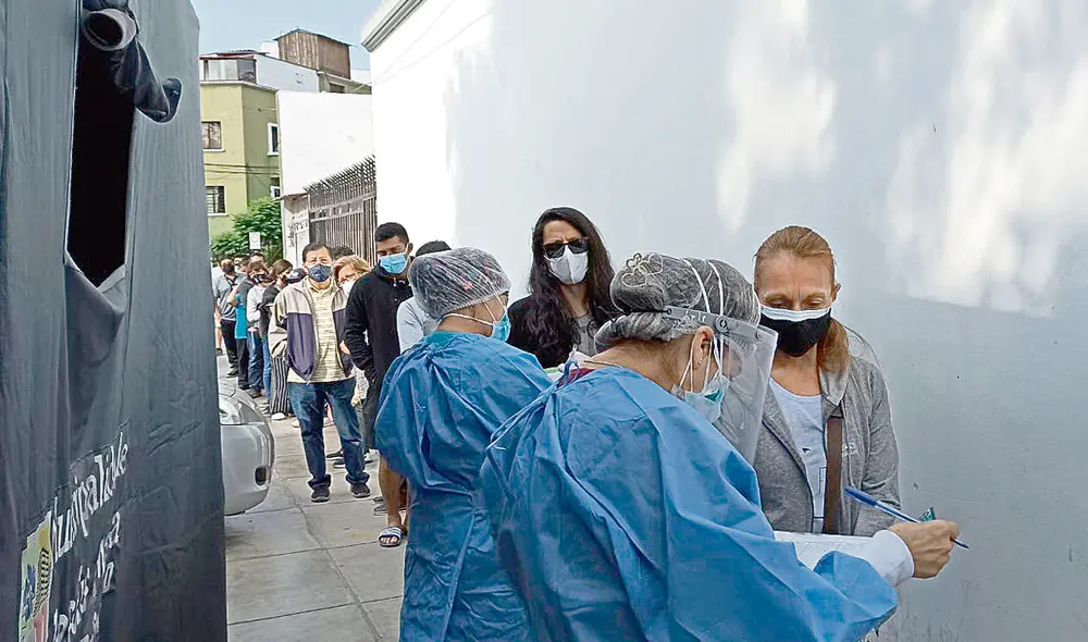 Problemas. Las personas con síntomas de COVID-19 se amanecen en los centros de salud y algunos no llegan a tener cupos. Foto: difusión