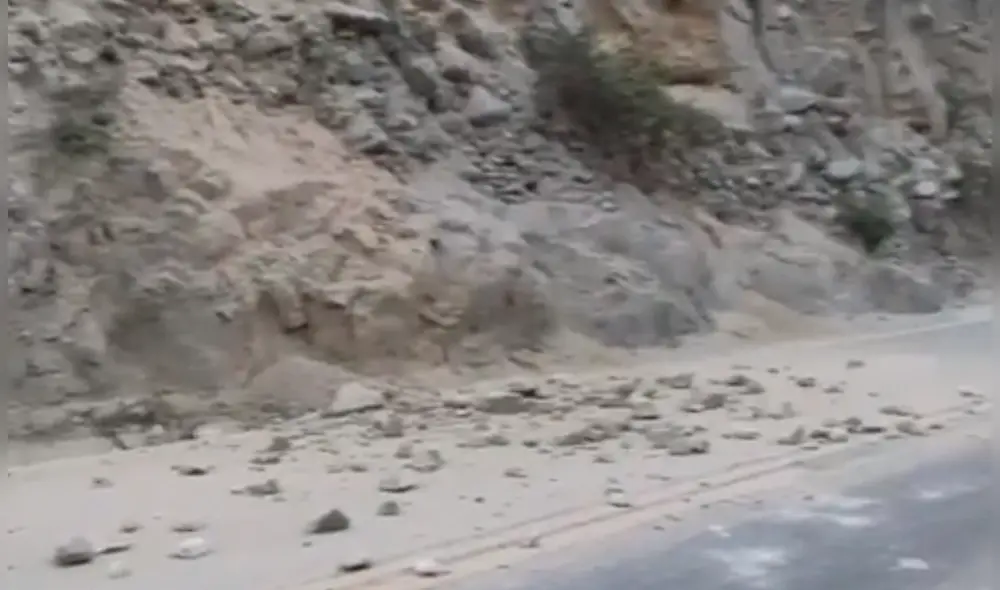 Personal PNP retira montículos de piedras que estaban bloqueando la carretera central. Foto: Twitter PNP Personal PNP retira montículos de piedras que estaban bloqueando la carretera central. Foto: Twitter PNP