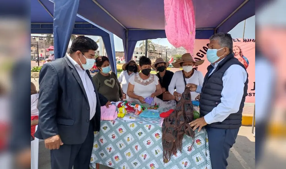 El alcalde Víctor Rebaza admira los tejidos de madres emprendedoras. Foto: MDEP