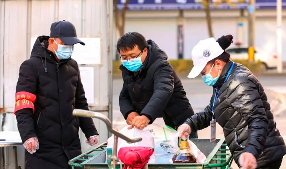 Los ciudadanos intercambiaron cigarrillos por repollo, lavaplatos por manzanas y toallas higiénicas por vegetales. Foto: AFP