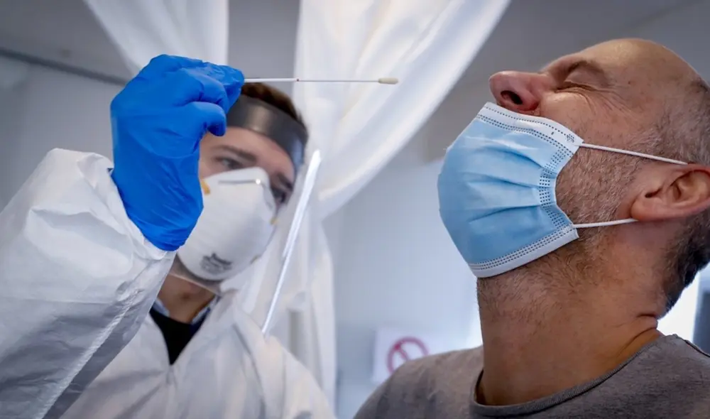 Por su rapidez y bajo costo, uno de los métodos más utilizados son las pruebas de antígenos, que detectan proteínas del coronavirus durante la fase de contagio. Foto: EFE Por su rapidez y bajo costo, uno de los métodos más utilizados son las pruebas de antígenos, que detectan proteínas del coronavirus durante la fase de contagio. Foto: EFE