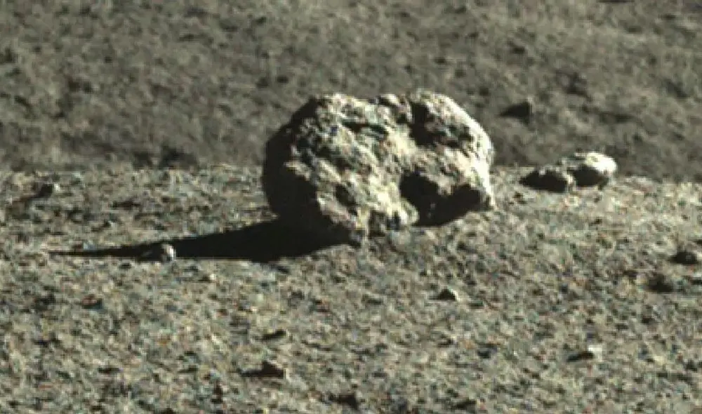 La imagen ampliada revela que la "casa misteriosa" en la Luna es una roca solitaria al borde de un cráter de impacto. Foto: CNSA