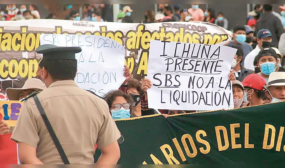 Manifestaciones. Ahorristas en las afueras del Country.