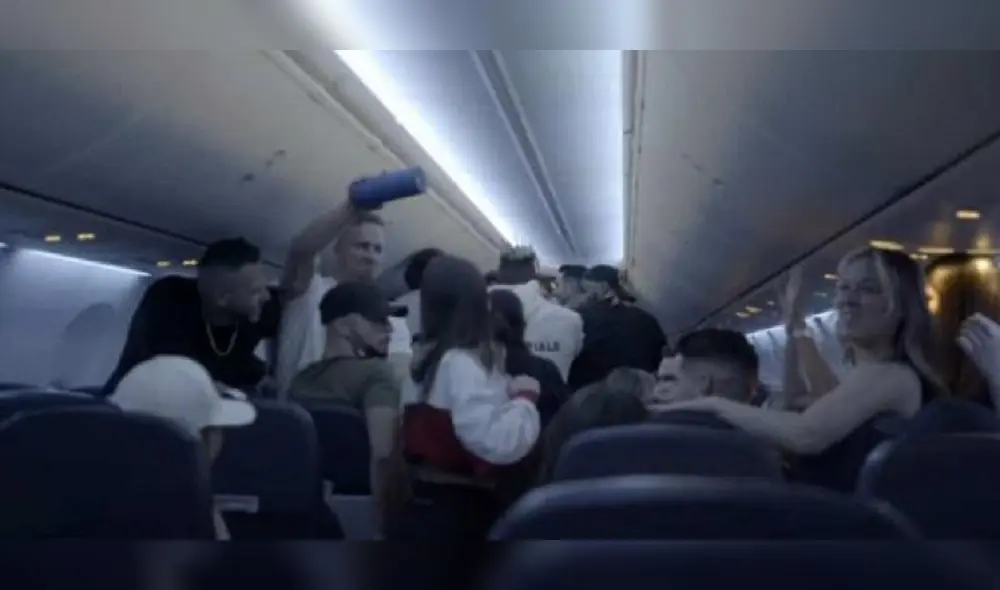 Captura de video de la fiesta ilegal en el vuelo que iba de Montreal a Cancún. Foto: Captura de Twitter /Francis Pilon Captura de video de la fiesta ilegal en el vuelo que iba de Montreal a Cancún. Foto: Captura de Twitter /Francis Pilon