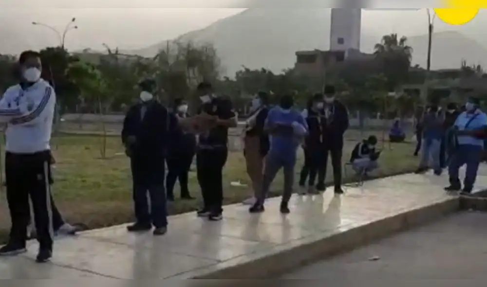 Una mujer tuvo que esperar todo el día y pasar la noche en la vía pública para recién esta mañana ser atendida. Foto: captura RPP Noticias Una mujer tuvo que esperar todo el día y pasar la noche en la vía pública para recién esta mañana ser atendida. Foto: captura RPP Noticias