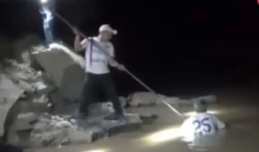 Pobladores buscan el cuerpo del chofer de la motocicleta. Foto: captura video Hco Tv Pobladores buscan el cuerpo del chofer de la motocicleta. Foto: captura video Hco Tv