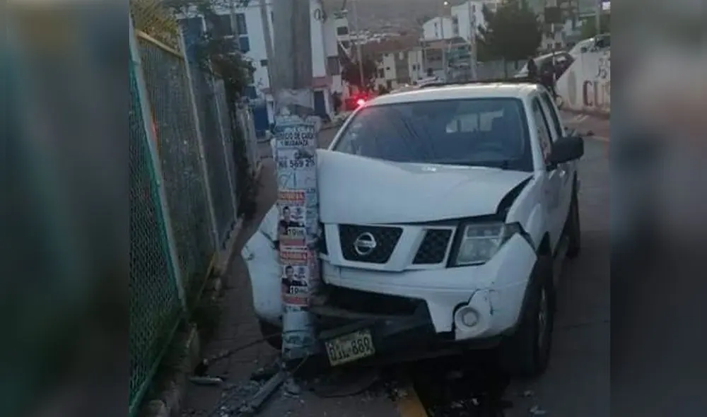 El auto y el poste presentaron daños materiales. Foto: Cusco en Portada El auto y el poste presentaron daños materiales. Foto: Cusco en Portada