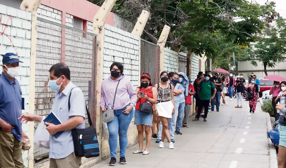 Previsión. Miles van en busca de una prueba de descarte. Foto: Félix Contreras / La República