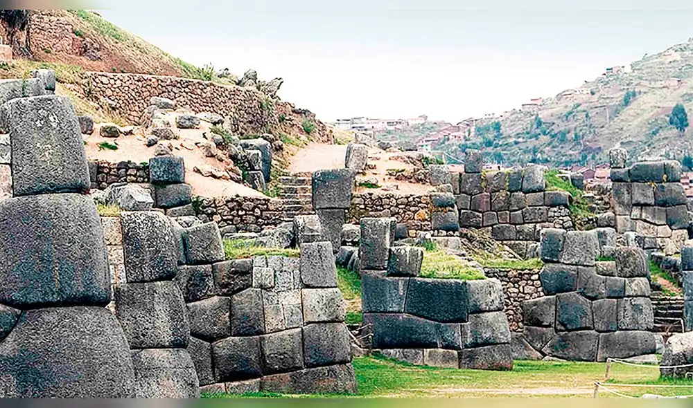 Fortaleza inca. Sacsayhuaman es uno de los estupendos vestigios que dejó como herencia el imperio incaico. Ahora está amenazado por el voraz avance de emprendimiento inmobiliario. Fortaleza inca. Sacsayhuaman es uno de los estupendos vestigios que dejó como herencia el imperio incaico. Ahora está amenazado por el voraz avance de emprendimiento inmobiliario.