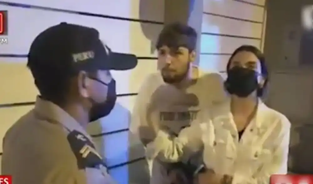 Joven fue llevado a la Comisaría de Miraflores. Foto: captura de Panamericana Joven fue llevado a la Comisaría de Miraflores. Foto: captura de Panamericana