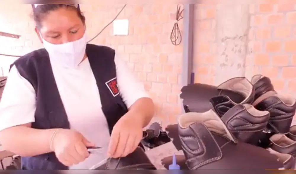 El taller de zapatería cuenta con máquinas de coser y utensilios adecuados para elaborar el calzado. Foto: INPE