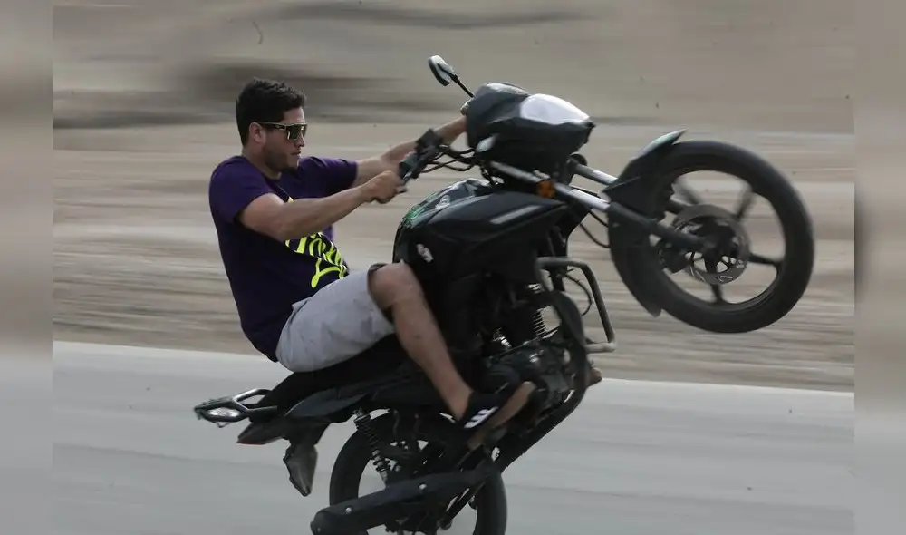 El stunt consiste en dominar la moto con concentración y destreza para ejecutar acrobacias que
desafían la gravedad. Fotografía: Gerardo Marín El stunt consiste en dominar la moto con concentración y destreza para ejecutar acrobacias que
desafían la gravedad. Fotografía: Gerardo Marín