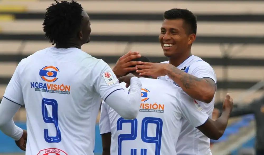 Rinaldo Cruzado (lado derecho) fue uno de los futbolistas criticados por el nefasto 2020 que vivió Alianza Lima. Foto: Liga 1 Rinaldo Cruzado (lado derecho) fue uno de los futbolistas criticados por el nefasto 2020 que vivió Alianza Lima. Foto: Liga 1