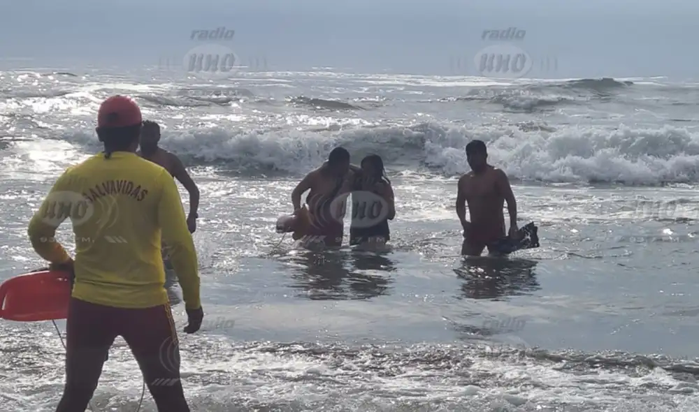 Policías rescataron a mujer de 21 años, el día sábado. Foto: Cortesía Radio Uno Policías rescataron a mujer de 21 años, el día sábado. Foto: Cortesía Radio Uno