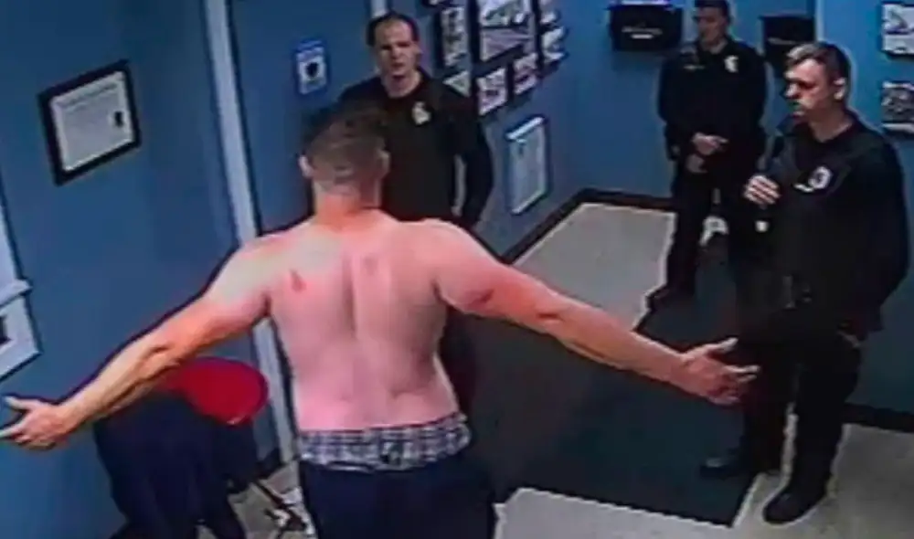 Jones estaba bebiendo en un bar a media cuadra de la estación de Policía antes del incidente, según el abogado Luibrand. Foto: captura / CNN Jones estaba bebiendo en un bar a media cuadra de la estación de Policía antes del incidente, según el abogado Luibrand. Foto: captura / CNN