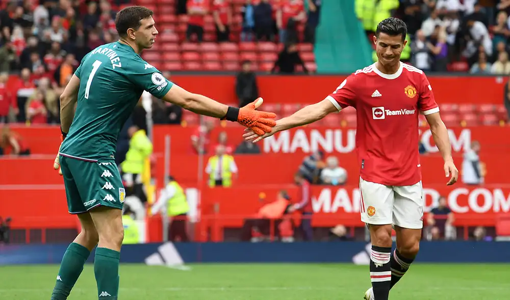 Rivalidad palpitante. Cristiano Ronaldo buscará anotar ante el 'Dibu' Martínez. Foto: AFP