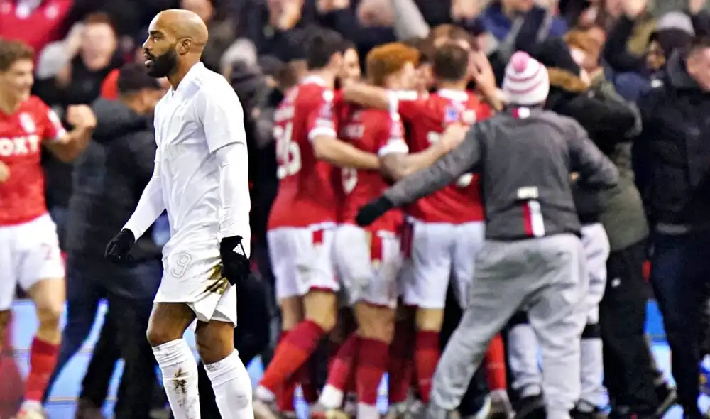 Nottingham Forest (fondo) celebrando el triunfo ante Arsenal por la FA Cup. Lacazette sufrió la derrota. Foto: ESPN
