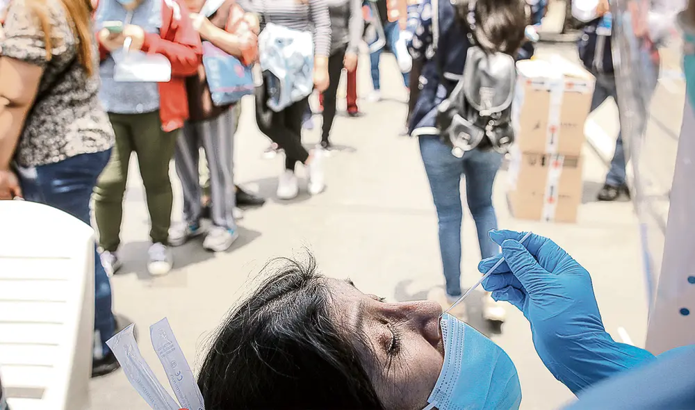 Alerta. Temor ante la velocidad de transmisión de la nueva variante, pues número de infectados duplica semanalmente. Foto: John Reyes / La República Alerta. Temor ante la velocidad de transmisión de la nueva variante, pues número de infectados duplica semanalmente. Foto: John Reyes / La República