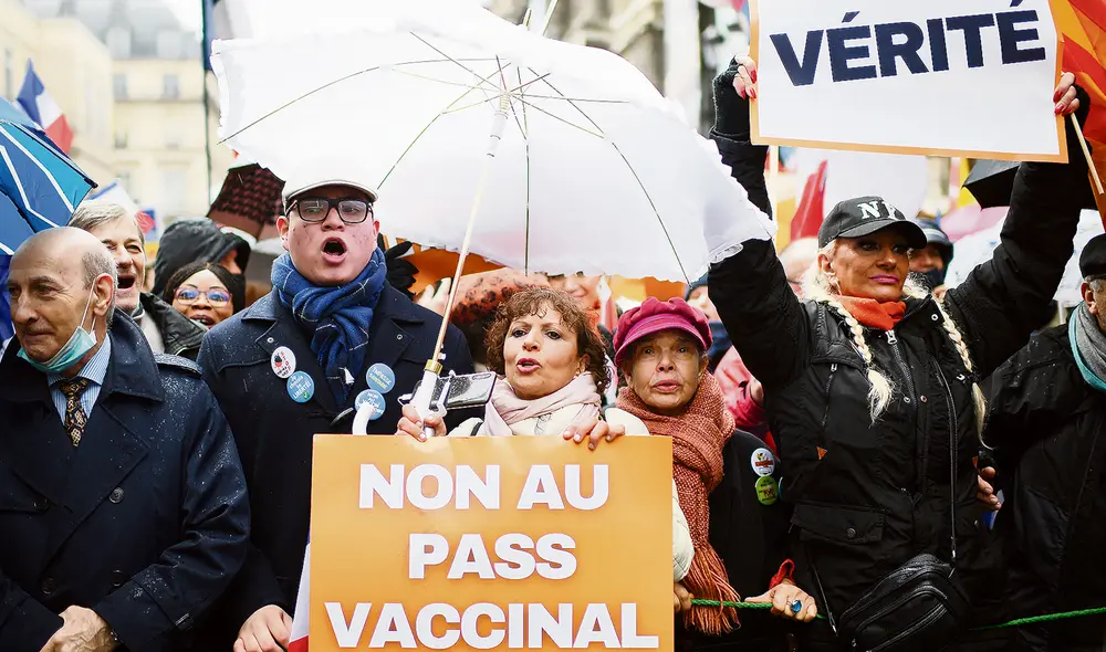 Protestas. En Francia hubo una serie de movilizaciones el sábado para mostrar su rechazo a las acciones sanitarias tomadas por Emmanuel Macron. Foto: AFP