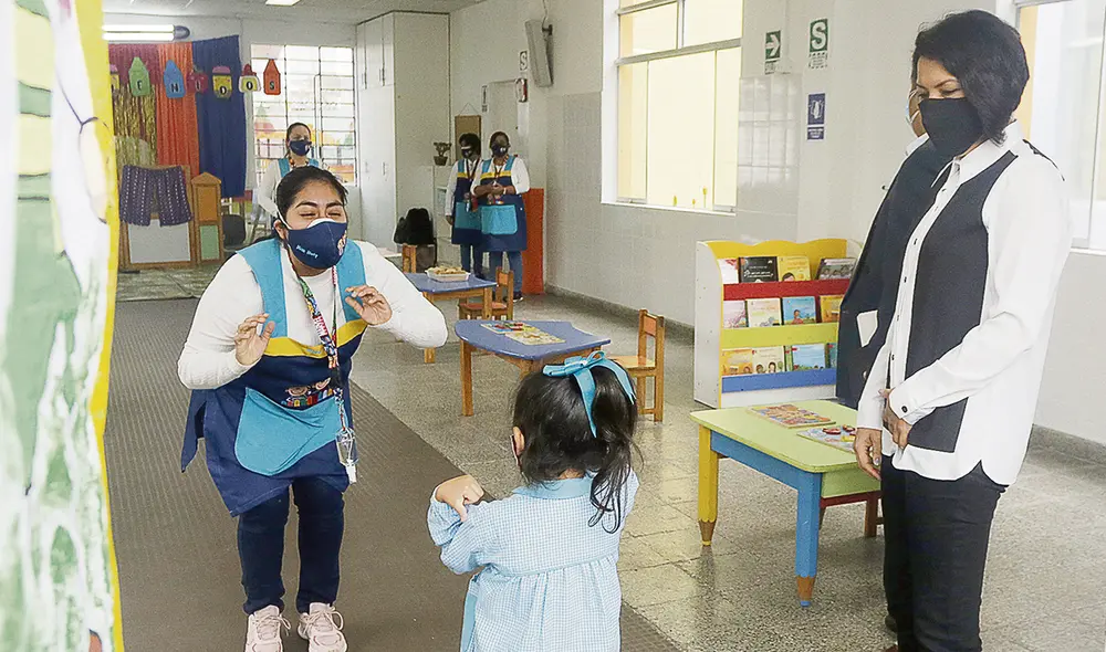 Vuelven las clases. Padres esperan que solo no haya retrocesos. Se preocupan por pensiones. Foto: Félix Contreras/La República Vuelven las clases. Padres esperan que solo no haya retrocesos. Se preocupan por pensiones. Foto: Félix Contreras/La República