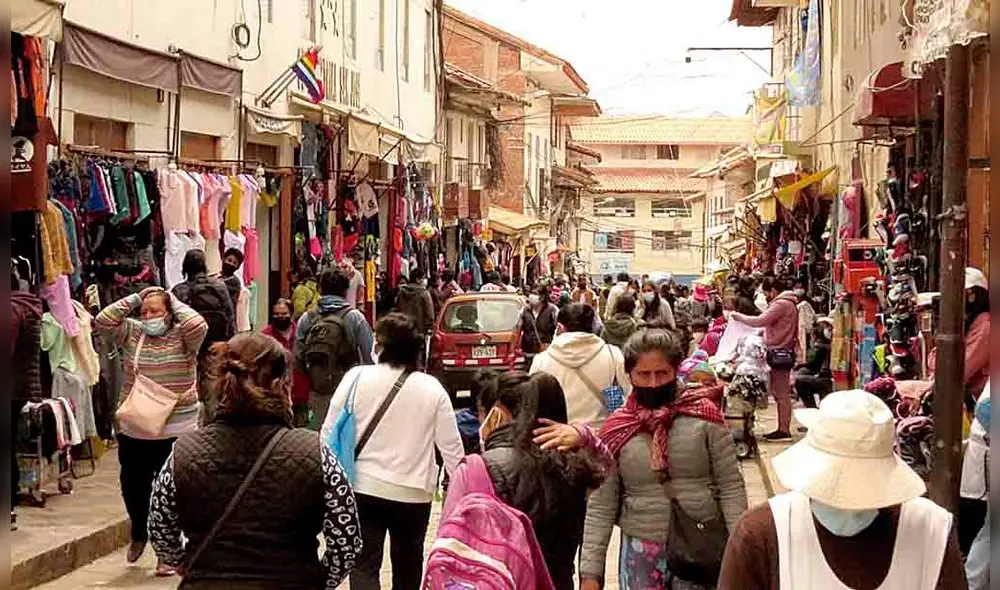 Realidad. Ambulantes han tomado las calles en Cusco.