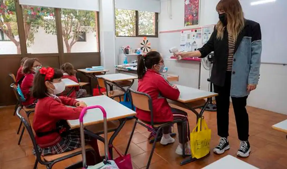 Más del 80% de la población de España está ya vacunada completamente, y los mayores de 40 años reciben, además, una dosis de refuerzo. Foto: EFE Más del 80% de la población de España está ya vacunada completamente, y los mayores de 40 años reciben, además, una dosis de refuerzo. Foto: EFE
