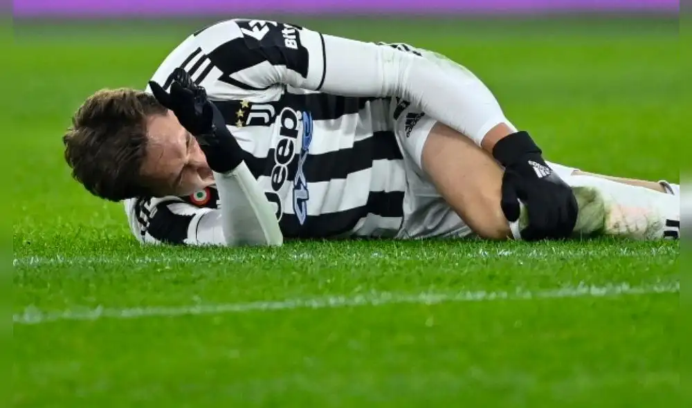 Federico Chiesa se lesionó en el primer tiempo del Juventus vs. Roma. Foto: AFP Federico Chiesa se lesionó en el primer tiempo del Juventus vs. Roma. Foto: AFP