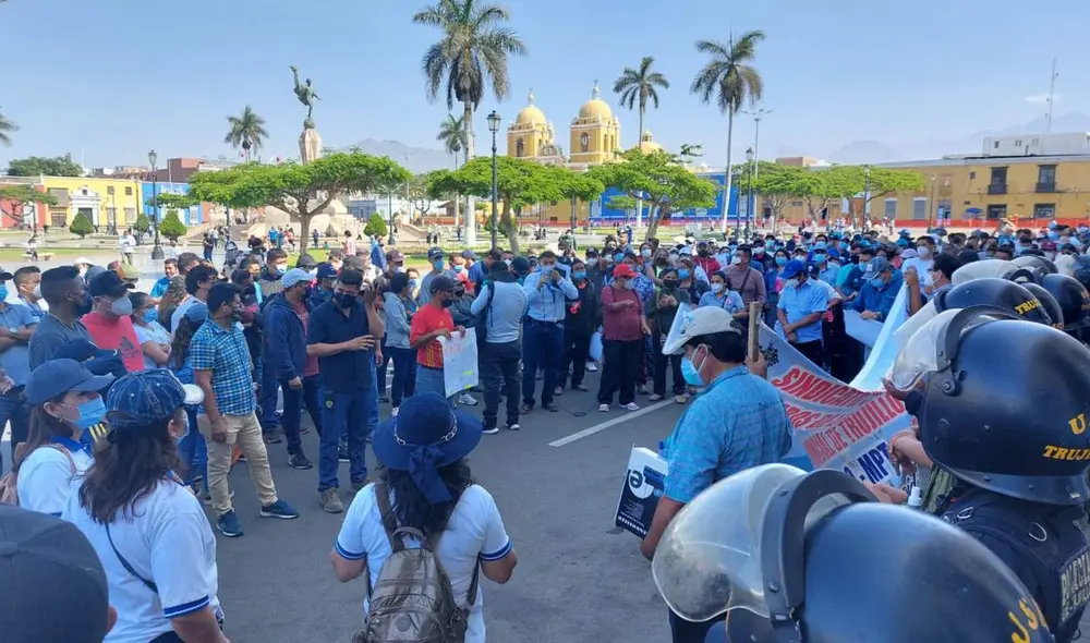 Trabajadores analizan radicalizar sus medidas con una huelga para el lunes 17 de enero. Foto: Hugo Rodríguez / La República Trabajadores analizan radicalizar sus medidas con una huelga para el lunes 17 de enero. Foto: Hugo Rodríguez / La República