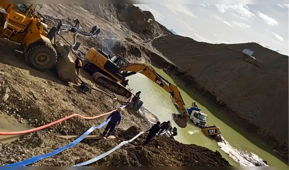 Labores de rescate del cadáver en la zona del accidente de trabajo. Foto: Radio Onda Azul Labores de rescate del cadáver en la zona del accidente de trabajo. Foto: Radio Onda Azul