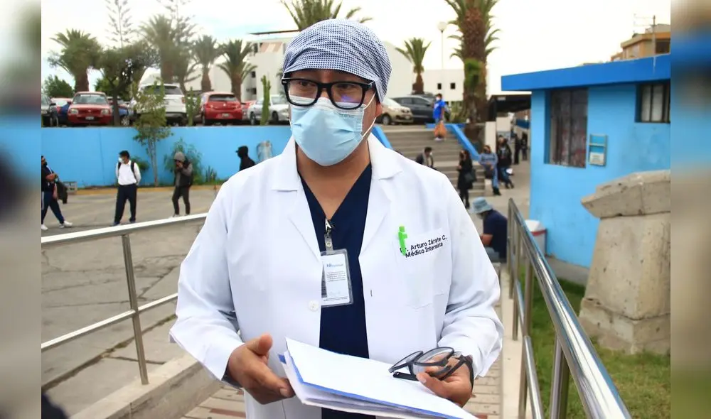 Zarate explicó que ningún paciente ha ingresado a UCI y según su análisis, los síntomas que indican son compatibles con la variante ómicron. Foto: Zintia Fernández/La República Zarate explicó que ningún paciente ha ingresado a UCI y según su análisis, los síntomas que indican son compatibles con la variante ómicron. Foto: Zintia Fernández/La República