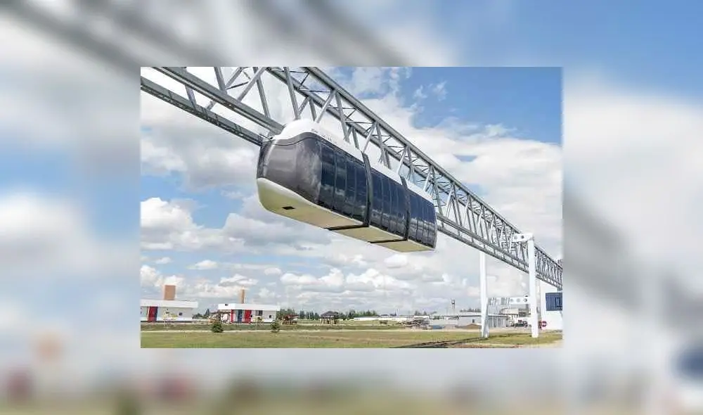 Un monorriel suspendido opera con los vagones colgando bajo el sistema de ruedas. Foto: Internet