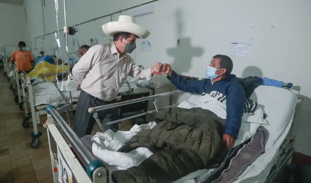El presidente Pedro Castillo realizó una visita a dos comisarías y un hospital durante la madrugada. Foto: Presidencia