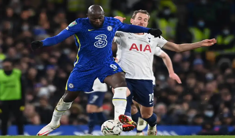 Con los bravos del área. Kane y Lukaku serían titulares en la semifinal de vuelta de la Carabao Cup. Foto: EFE