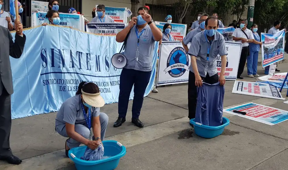 Tecnólogos médicos realizaron un acto simbólico en frontis de EsSalud. Foto: URPI-LR Tecnólogos médicos realizaron un acto simbólico en frontis de EsSalud. Foto: URPI-LR