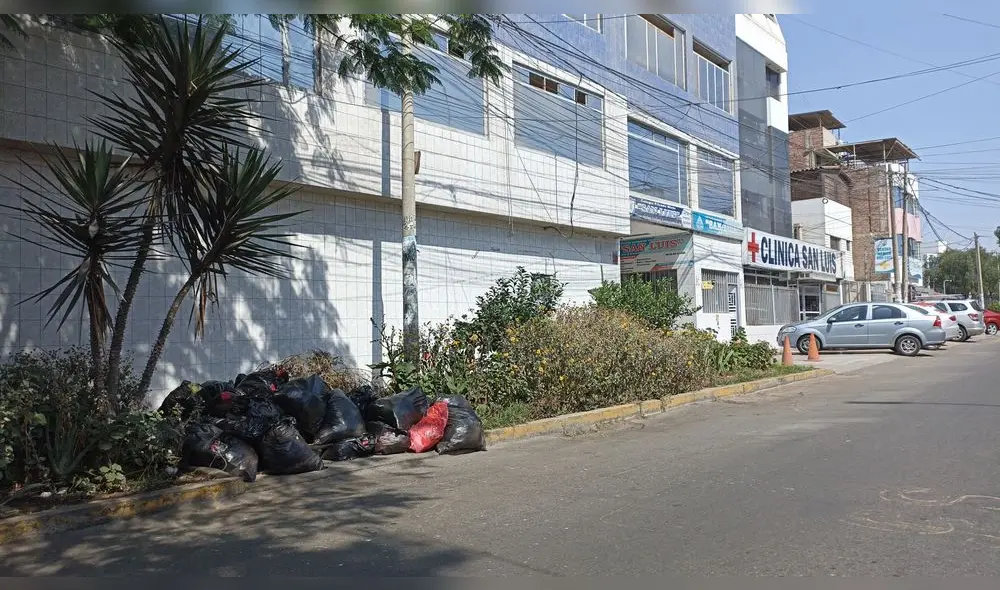 Las bolsas con residuos hospitalarios a un costado de la clínica. Foto: Segat