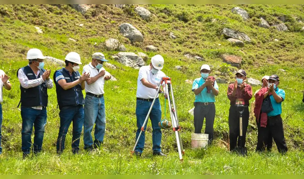 Ceremonia de colocación de la primera piedra de la construcción del canal Las Limas-Yatún. Foto: Gerencia Sub Regional Cutervo