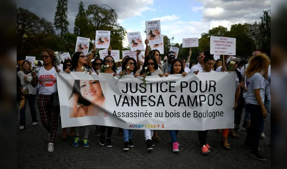 Esta foto de archivo tomada el 24 de agosto de 2018 muestra a personas que participaron en una marcha en el Bois de Boulogne en París, en homenaje a Vanesa Campos, una trabajadora sexual transexual de 36 años que fue asesinada. Foto: AFP