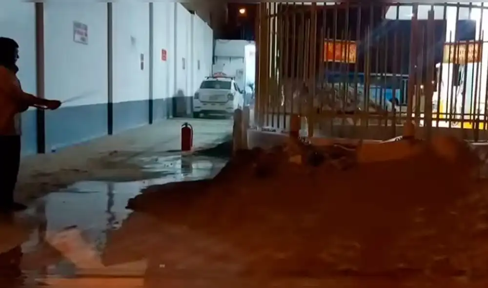 Propietario llegó a apagar la válvula principal. Foto: captura/Serenazgo Nuevo Chimbote Propietario llegó a apagar la válvula principal. Foto: captura/Serenazgo Nuevo Chimbote