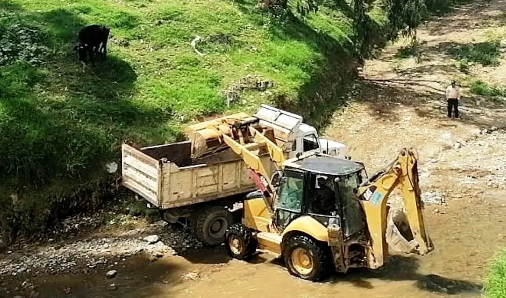 Al sector Santa Bárbara ingresan personas con triciclos, carretillas y volquetes a descargar desmonte de construcción en el río. Foto: MPC