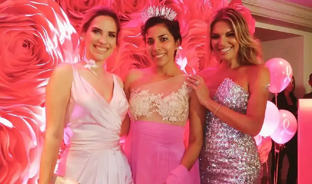 Jessica Newton coronó a Raisa Balcazar como Reina Rosa el 2019. Foto: Raisa Balcazar/ Instagram
